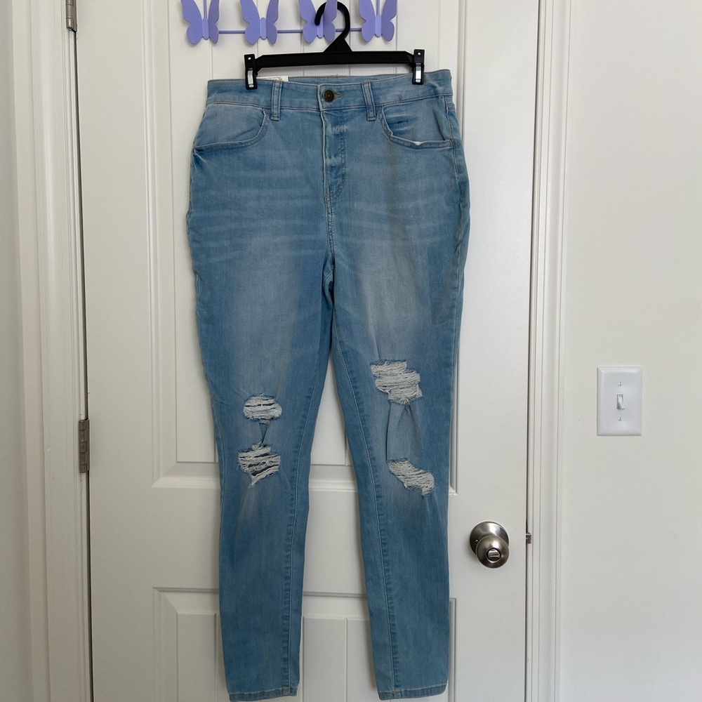 NEW SO women’s light wash ripped high rise curvy jegging‎ jeans size 13/32W